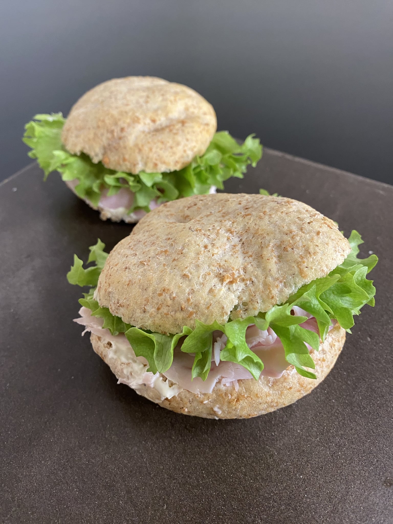 Focaccine integrali ai salumi, insalata e maionese - Foto principale