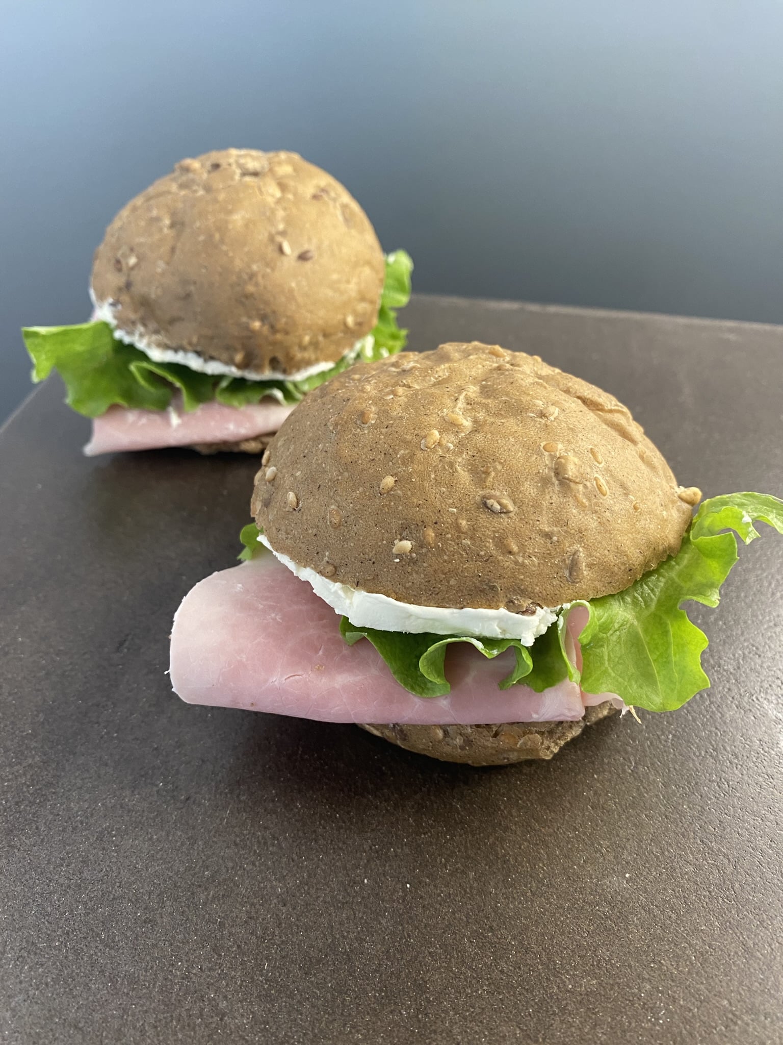 Tartine multicereali, cotto, formaggio cremoso e lattughino - Foto principale