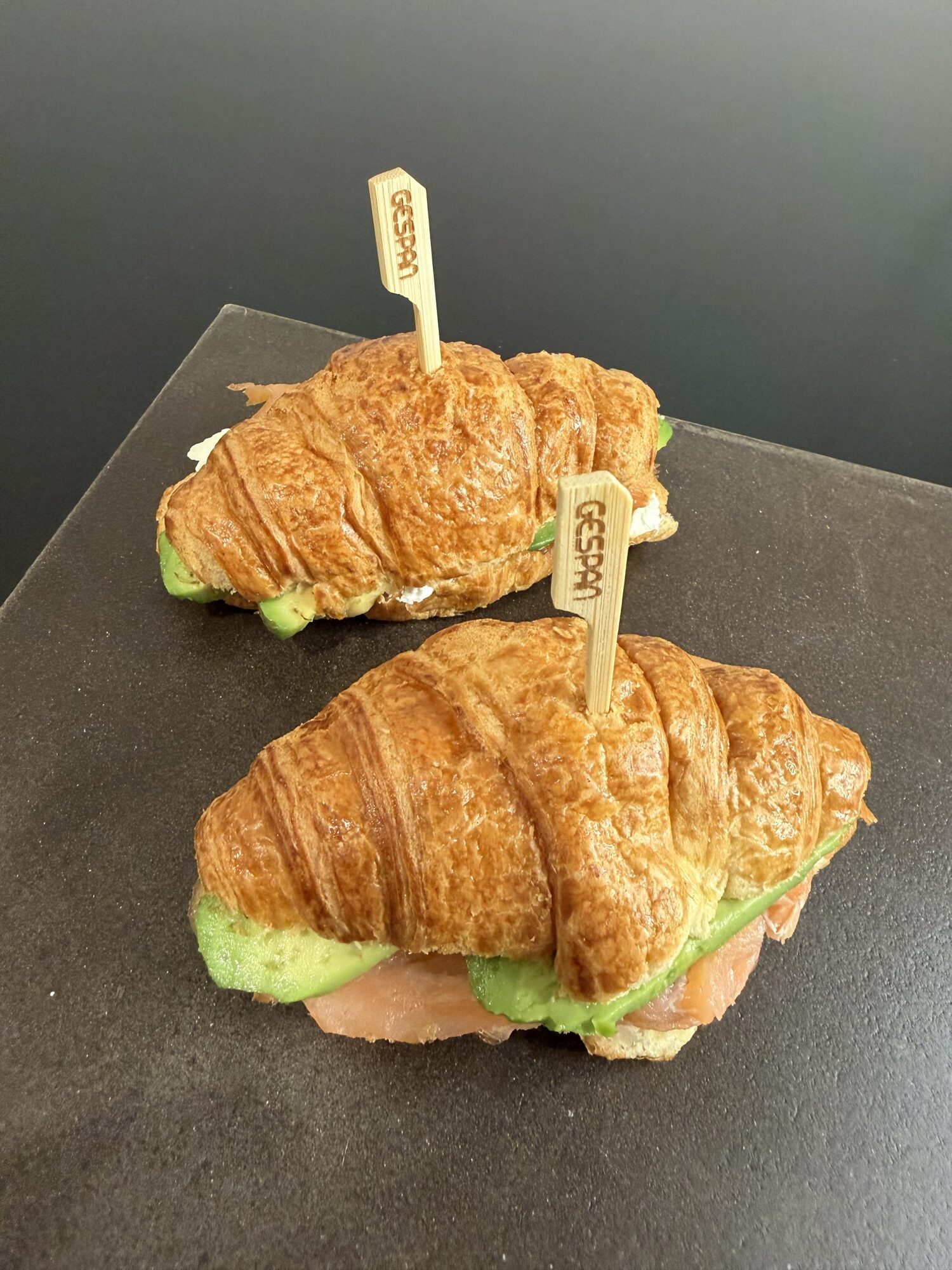 Mini brioches salmone, avocado e formaggio spalmabile